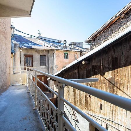 L'écureuil dans La vieille maison centre ville d'Embrun Exterior foto