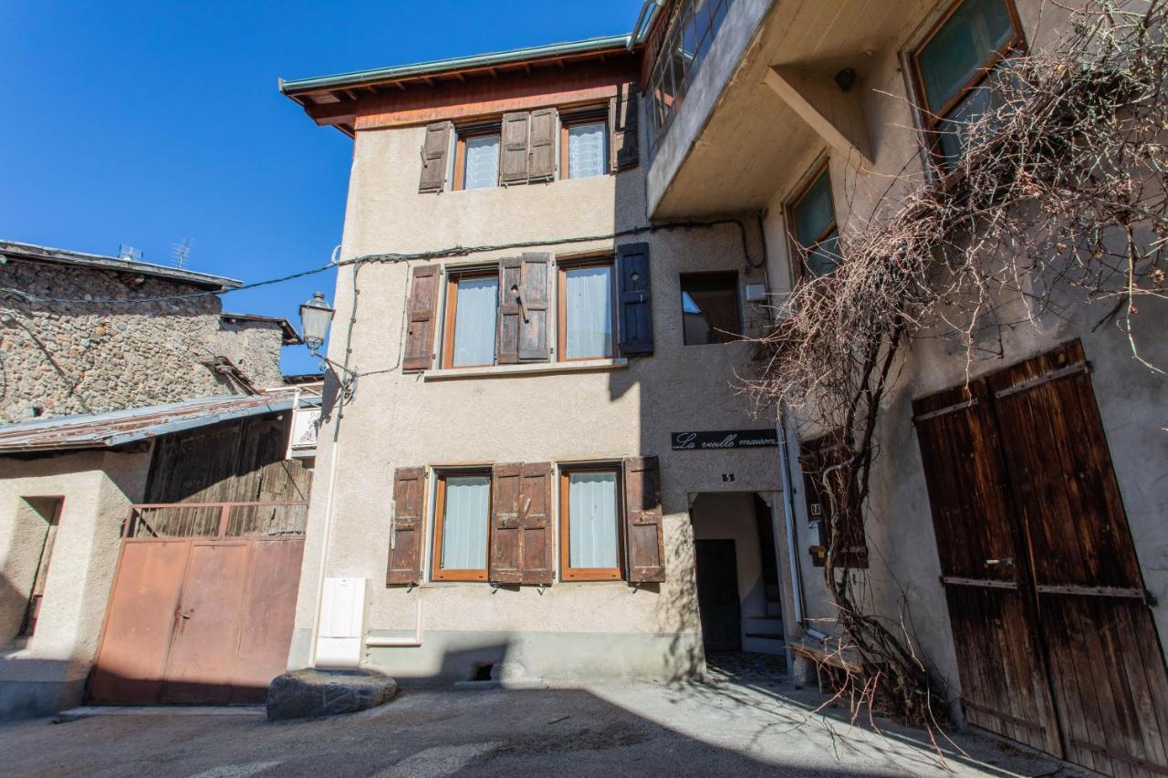 L'écureuil dans La vieille maison centre ville d'Embrun Exterior foto